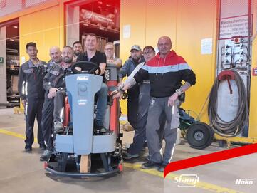 neue Aufsitz-Reinigungsmaschine zur Bodenreinigung von Stangl übergeben